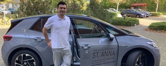pflegedienstfahrzeug-stannraisdorf-mit person am auto