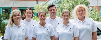 Teamfoto - Frauen und Männer im gleichen T-Shirt